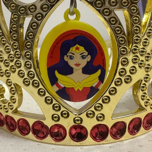 DC Comics Wonder Woman Party Supplies Set - Picture 6 of 7